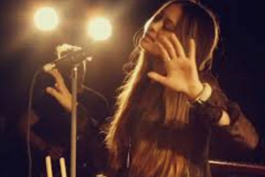 Mad World (niveau intermédiaire, avec Band) Jasmine Thompson - Tablatures et partitions pour Guitare