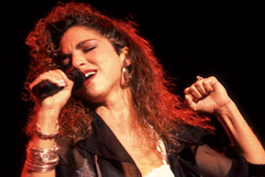 Gloria-Estefan-Hoy-Wrapped.jpg