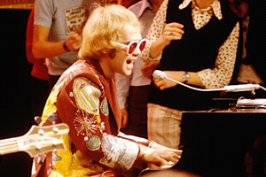 Bennie and the Jets (Voz Elton John, ac. Piano y Orquesta) Elton John - Partitura para Piano